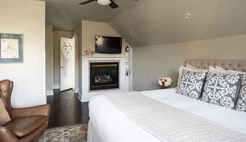 Deluxe Room, 1 King Bed (Deluxe Bath)
