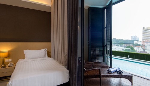 Poolside Suite Twin City View