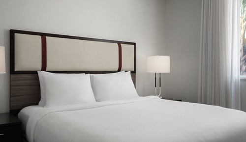 Suite, 1 King Bed (Hearing Accessible)
