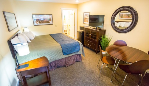 Standard Room, 1 King Bed, Pool Access, City View