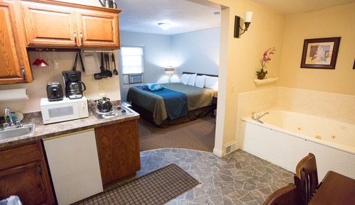 Romantic Studio Suite, 1 King Bed, Pool Access, Courtyard View