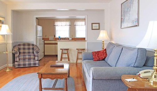 One King Red Bldg Crow's Nest Suite