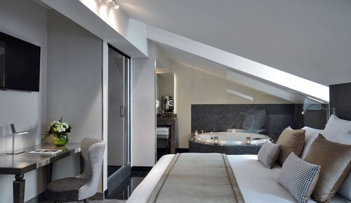 Superior Room, Bathtub