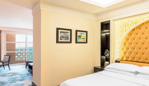 Club Room, 1 King Bed, Pool View