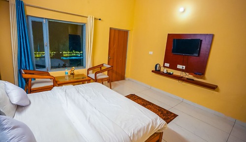 Double Room, 1 King Bed, Private Bathroom, Courtyard Area