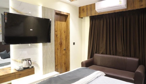 Royal Room, 1 King Bed, City View