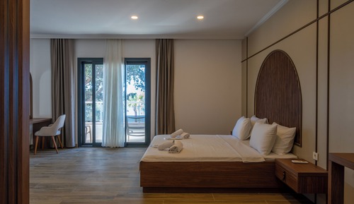 Deluxe Room, Partial Sea View