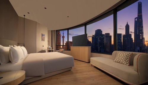 1 King Bed Extra Floor Space City View