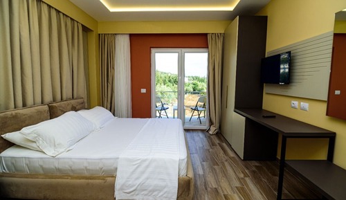 Comfort Triple Room, Balcony, Garden View