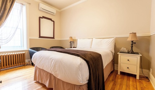 Comfort Room, 1 Queen Bed, City View