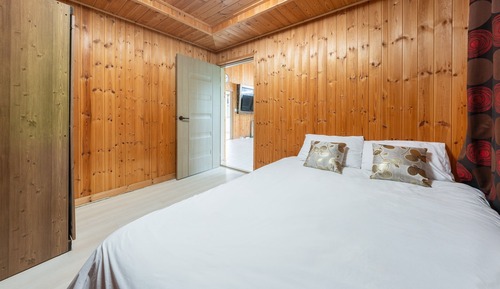 Basic Room, 4 Bedrooms (Brown (Group Building))