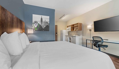 Standard Studio, 1 King Bed, Non Smoking, Refrigerator & Microwave
