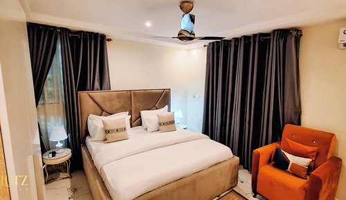 Economy Room, Balcony