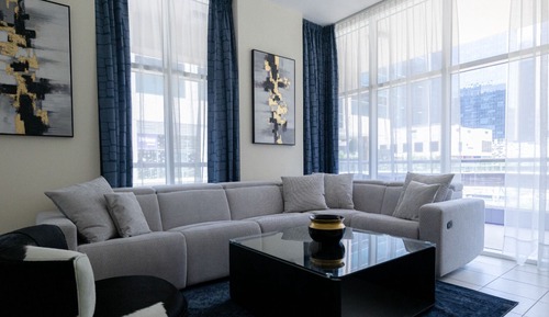 Large Modern 1BR Apartment in Bay Square