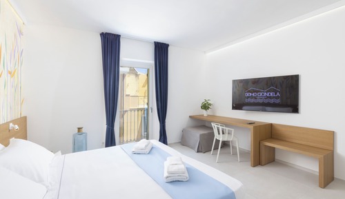 DOUBLE ROOM WITH SEA VIEW/DOUBLE ROOM WITH SINGLE BEDS AND EXTRA BED