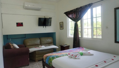 Standard Studio, 1 Queen Bed, Refrigerator & Microwave, Poolside