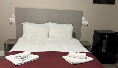 Deluxe family room for 4