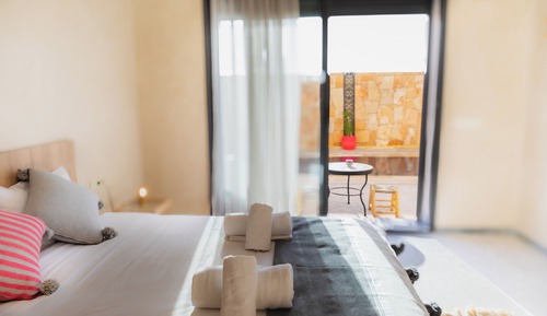 Comfort Room, Pool View
