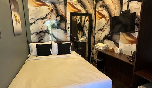 Double Bed Room (No. 883)