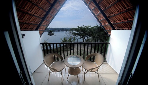 Superior Room, 1 Queen Bed, Private Bathroom, Lake View