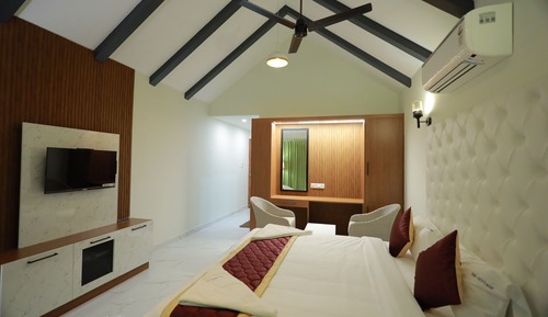 Luxury Cottage, 1 King Bed, Poolside