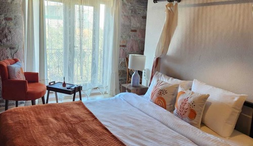 Economy Room, Balcony