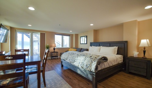 Luxury Studio Suite, Patio, Ocean View (611)