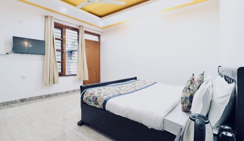Three-Bedroom Apartment with Balcony