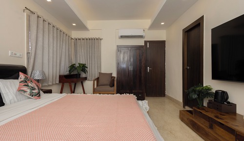King Room With Balcony, 1 King Bed, Balcony , Private Washroom