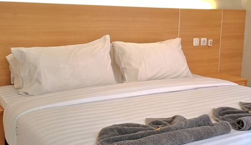 Deluxe Double Room, 1 King Bed, Balcony, Garden View