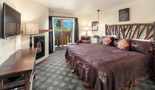 Deluxe Room, Balcony (Fireplace & Village View)