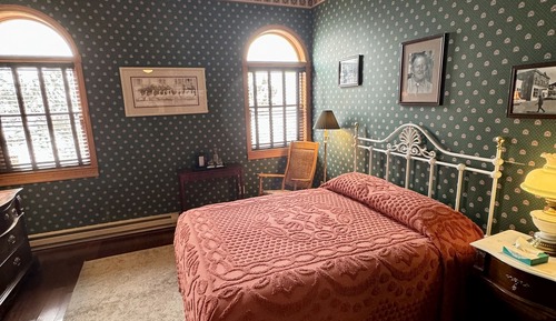 Physician, 1 Queen Bed (Second Floor - No Elevator)