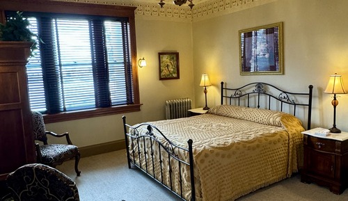 Consulting, 1 King Bed (First Floor)
