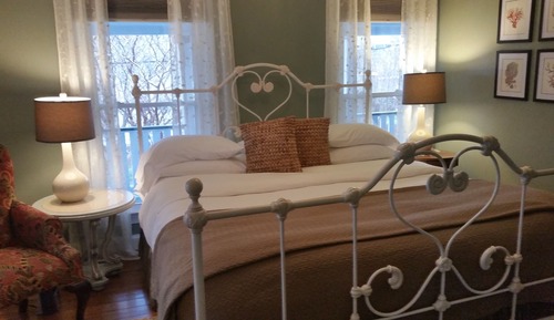 Room, 1 King Bed, Shared Bathroom