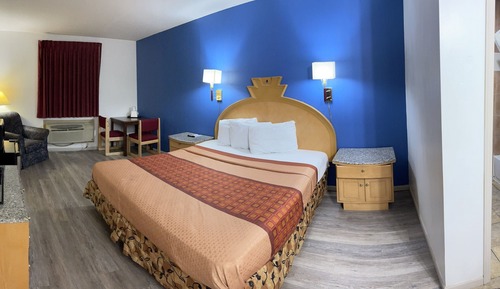Room, 1 King Bed, Accessible, Non Smoking (Roll-In Shower)