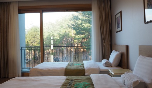 [Mona Breakfast] Royal Suite(Random Bed)+Breakfast (6-9 AM) for 2 @Golf Clubhouse (3-5min. Car Ride)