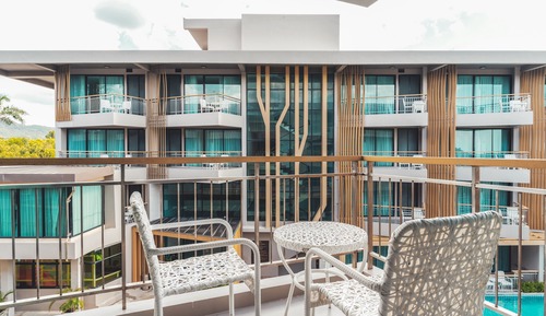 Deluxe Pool View - Partial Seaview