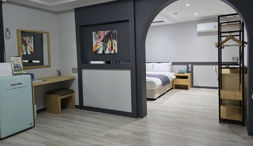 Family Room, City View (705)