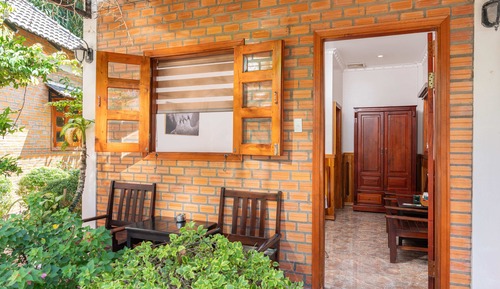 Basic Bungalow, Garden View