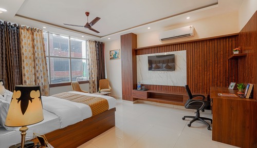 Superior Room, 1 King Bed, Smoking, Private Bathroom