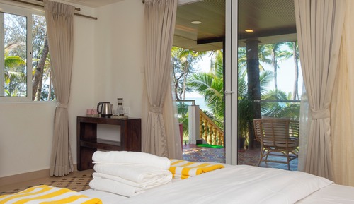 Luxury Double Room, 1 King Bed, Partial Sea View