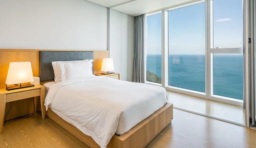 Superb Ocean View Suite (Mipo Harbor View)
