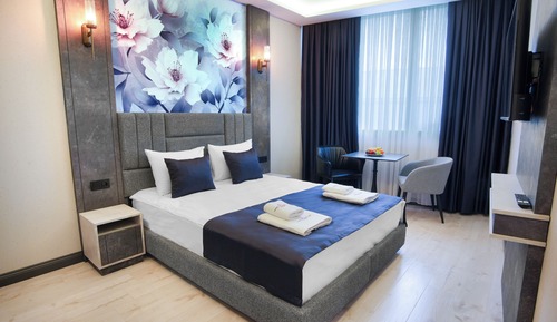 Deluxe Room, 1 Queen Bed, City View