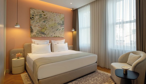 Suite, Corner (Bay Window)