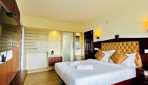 Premium Suite, 1 Queen Bed, Valley View