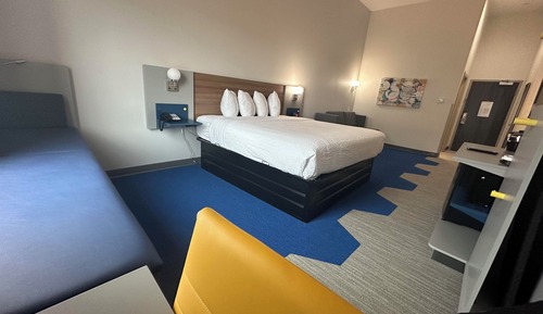 Studio Suite, 1 King Bed, Non Smoking, Kitchenette