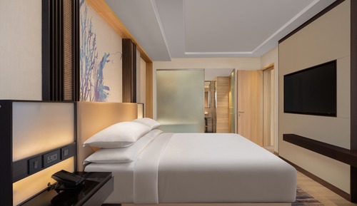Suite, 1 King Bed, Non Smoking, Pool View (Balcony)