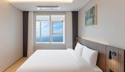Royal Suite Partial Ocean
