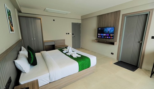 Club Room, 1 King Bed, City View