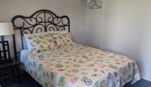 Basic Room, 1 Queen Bed, Non Smoking, Pool View